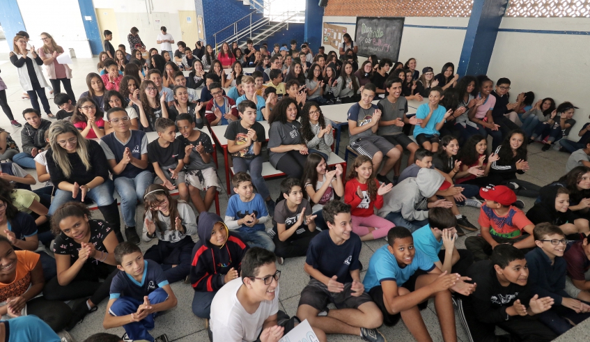 Equipe da Escola Estadual Aprígio de Oliveira preparou uma cerimônia para receber e entregar à presidente do Fundo Social tampinhas para o projeto Tampinha Solidária (Ney Sarmento/ PMMC)