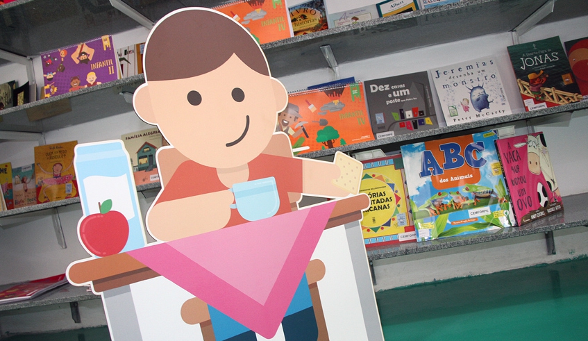 A decoração das novas creches sustentáveis seguem o modelo do IBA - Interagir, Brincar & Aprender, material didático próprio para a educação infantil da Secretaria de Educação de Mogi das Cruzes. . . .