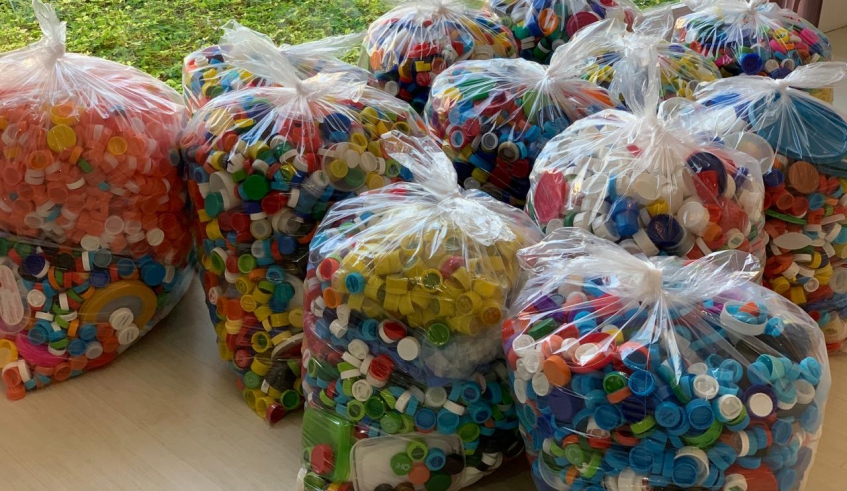 O Paula Rodrigues Studio de Dança realizou gincanas internas, que resultaram na arrecadação de 100 quilos de tampas plásticas, doadas hoje ao programa Tampinha Solidária