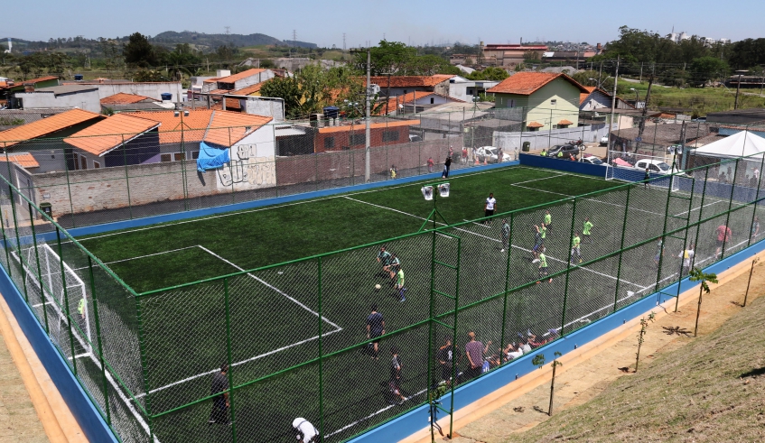 Arena Jardim das Bandeiras é uma nova opção de lazer para a população e conta com campo de futebol society, quadra de street ball e ATI (Ney Sarmento/PMMC)