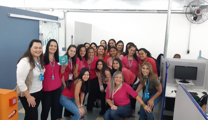 A presidente do Fundo Social, Karin Melo, esteva na empresa Winover nesta quinta-feira, para receber a doação de tampinhas plásticas e a equipe estava engajada na campanha Outubro Rosa