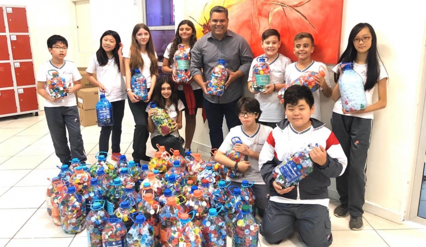 Alunos e professores do Colégio Gutemberg fizeram, na tarde desta quarta-feira (13/11), a entrega de milhares de tampinhas plásticas para o Fundo Social de Mogi