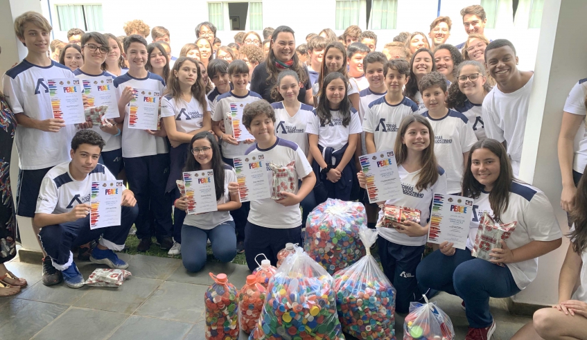 Alunos do Colégio Tomás Agostinho fizeram, na manhã desta quinta-feira, a doação de tampinhas plásticas arrecadadas para o Fundo Social de Mogi das Cruzes