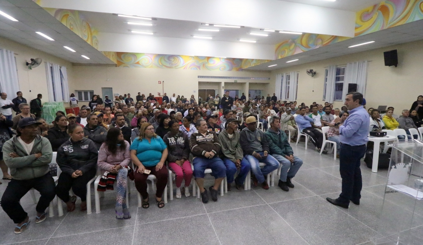 Durante reunião na Vila Nova União, prefeito anunciou a conclusão da compra da área por parte da Prefeitura e o início do processo de regularização fundiária (Ney Sarmento/ PMMC)