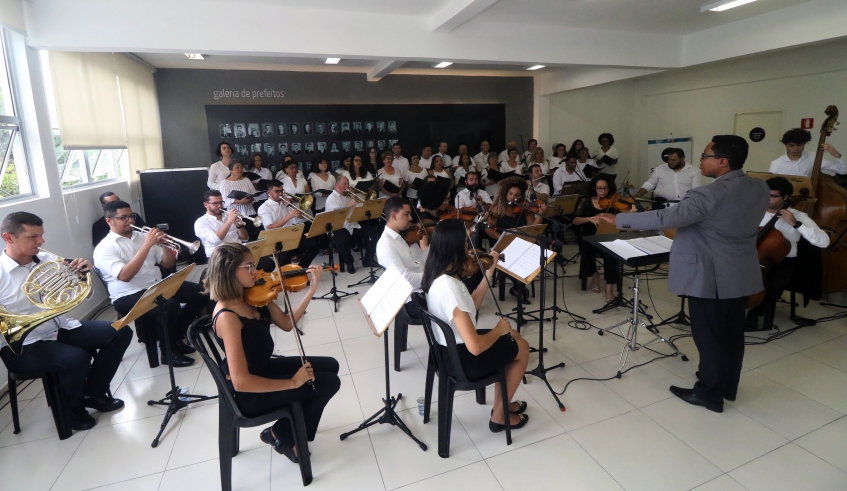 O culto teve também a participação do grupo musical Camerata da Sinfônica de Mogi das Cruzes, junto do coral Musicativa, sob regência do Maestro Lélis Gerson (Ney Sarmento/ PMMC)