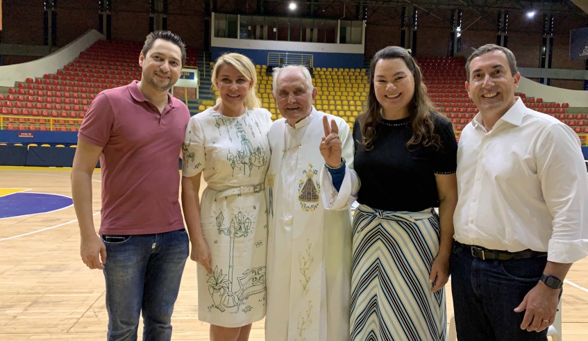 Após a visita à sala de separação de tampinhas, todos participaram da cerimônia religiosa comandada pelo padre Rosalvino no Ginásio Municipal, como parte da Travessia da Fé