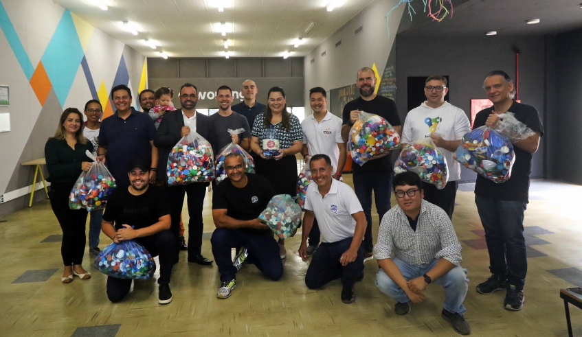 Durante café da manhã, que agora sempre terá um tema a ser debatido, a equipe e os frequentadores do Polo Digital entregaram ao Fundo Social tampinhas plásticas arrecadadas (Ney Sarmento/ PMMC)