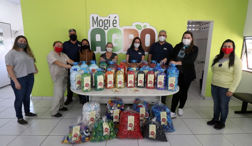 A equipe da Secretaria Municipal de Agricultura, em parceria com feirantes, arrecadou e doou nesta quarta-feira ao Fundo Social aproximadamente 75 quilos de tampinhas plásticas (Ney Sarmento/ PMMC)