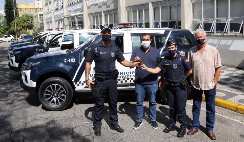 O prefeito Marcus Melo entregou à Guarda Municipal quatro novas viaturas que serão utilizadas pela Ronda Ostensiva Municipal Urbana em Mogi das Cruzes (Ney Sarmento/PMMC)