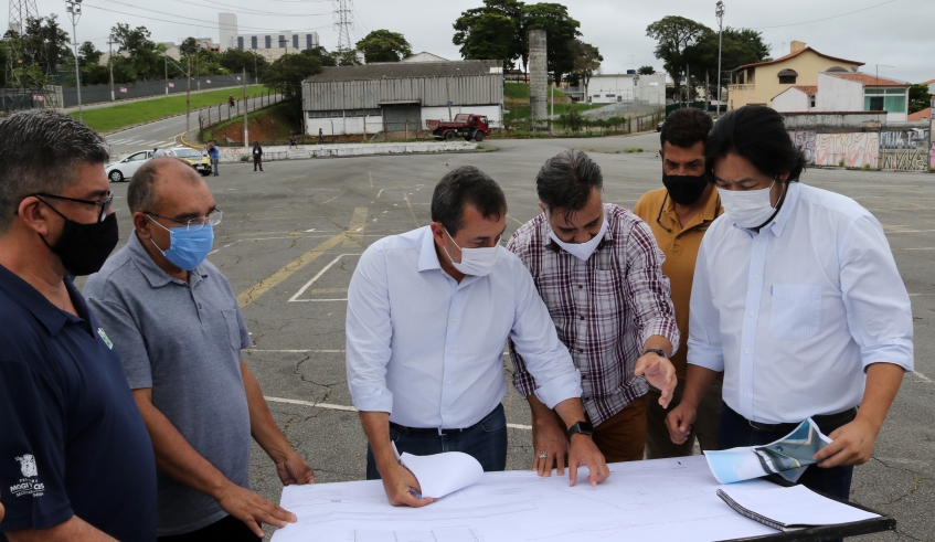 O prefeito assinou a ordem de serviço ao lado do vice-prefeito Juliano Abe e o secretário de Obras, Marcos Antônio Gomes da Cruz. (Foto: Ney Sarmento/PMMC)