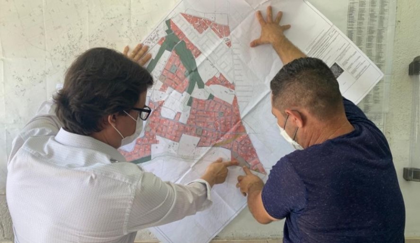 O secretário de Assuntos Jurídicos, Sylvio Alkimin, também esteve na Associação Alfa, em Jundiapeba, que representa os moradores dentro do processo de regularização