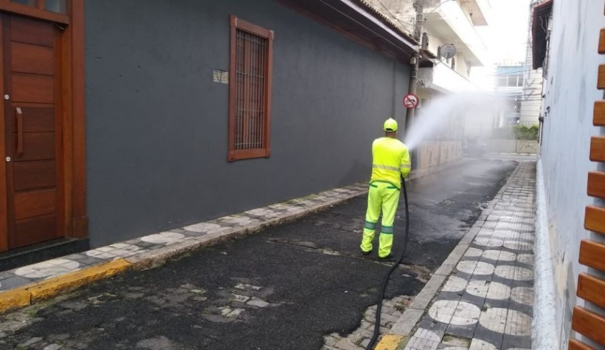 As equipes da Limpeza Pública, da Secretaria Municipal de Serviços Urbanos, fazem diariamente trabalhos de manutenção na região central da cidade
