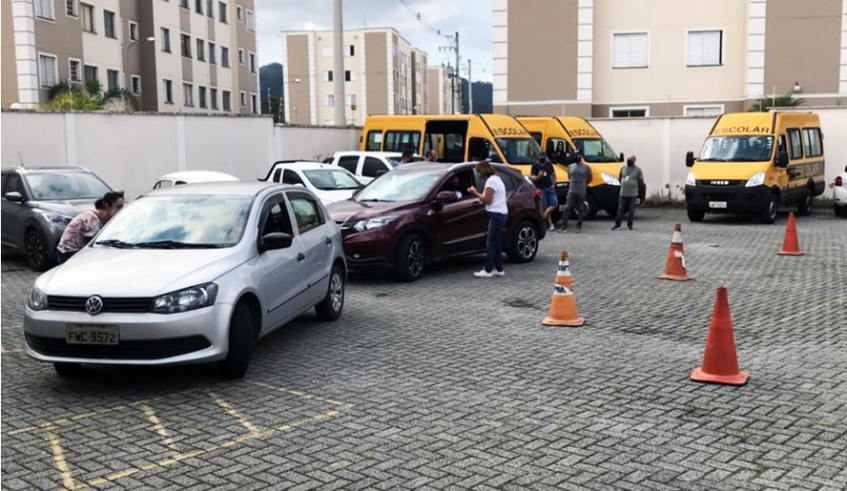 Drive-thru foi organizado pela Secretaria de Educação no Cemforpe a entrega de EPIs aos servidores. (Foto: Divulgação/PMMC)