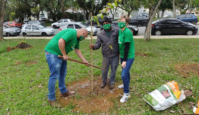 Funcionários da Secretaria Muncipal do Verde e Meio Ambiente participaram de plantios de mudas que ajudaram na neutralização (Divulgação/SVMA)