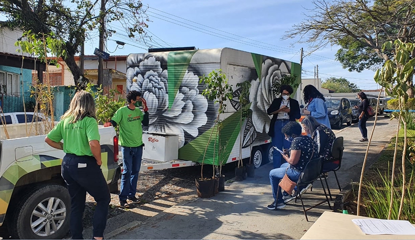 Programa Viveiro na Rua realizou doações de mudas, acompanhadas de QR Code e cartilha para os mogianos (Divulgação/SVMA)