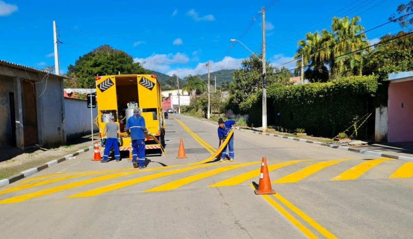 Revitalização constante da sinalização de trânsito é uma das ações desenvolvidas pela Secretaria Municipal de Transportes para aumentar a segurança viária (Divulgação)