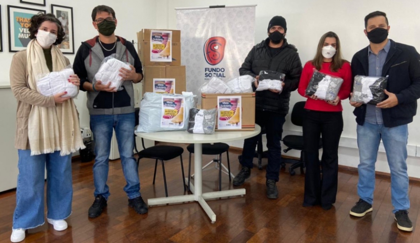 Presidente do Fundo Social de Mogi recepcionou o vereador Bi Gêmeos e representantes da banda raiz Brasil para a a entrega dos 500 pares de meia por eles arrecadados