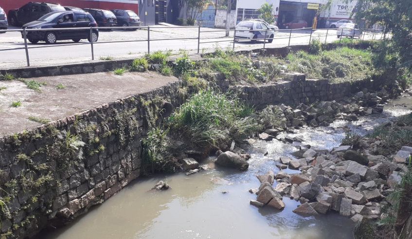 Trecho da rua Prefeito Armindo Faustino de Mello ficará interditado na segunda-feira, para serviços preliminares de recomposição do muro de arrimo do Ribeirão Ipiranga