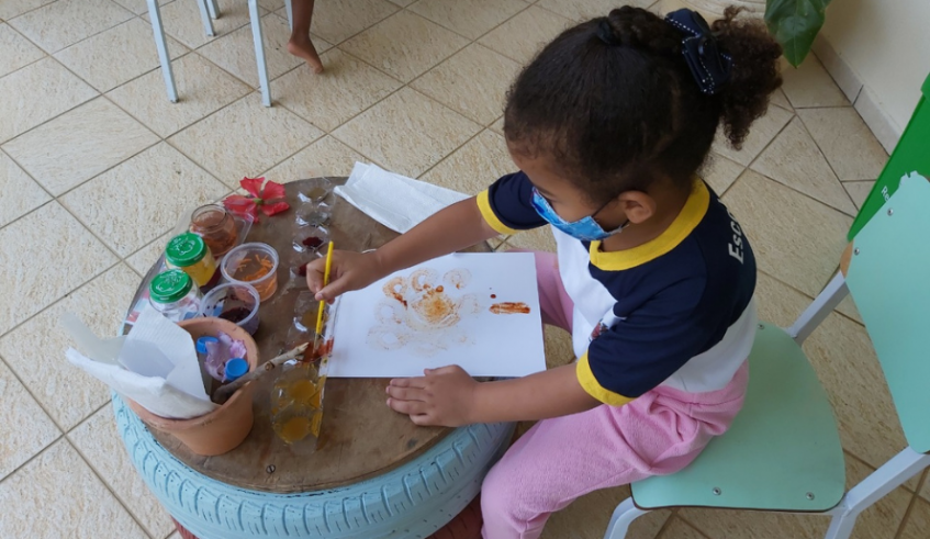 Os alunos produziram desenhos a partir das tintas que criaram com vegetais, estabelecendo uma conexão com a natureza. (Divulgação/PMMC)