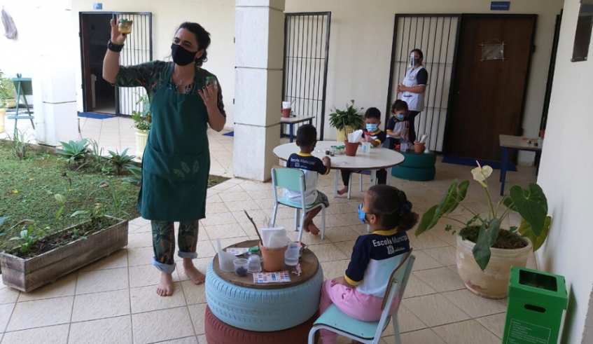 Elementos da natureza usados por alunos das turmas de Infantil II e III do CEIM Maria José Alves de Souza (CEIC Dó-Ré-Mi I) na oficina “Tintas naturais – Cores e sentidos”, promovida pela Escola . . .