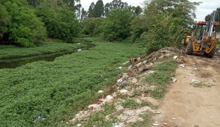 Equipes da Prefeitura removem o material proveniente de descarte irregular de lixo e entulho, porém a solução definitiva para o problema depende da colaboração da comunidade
