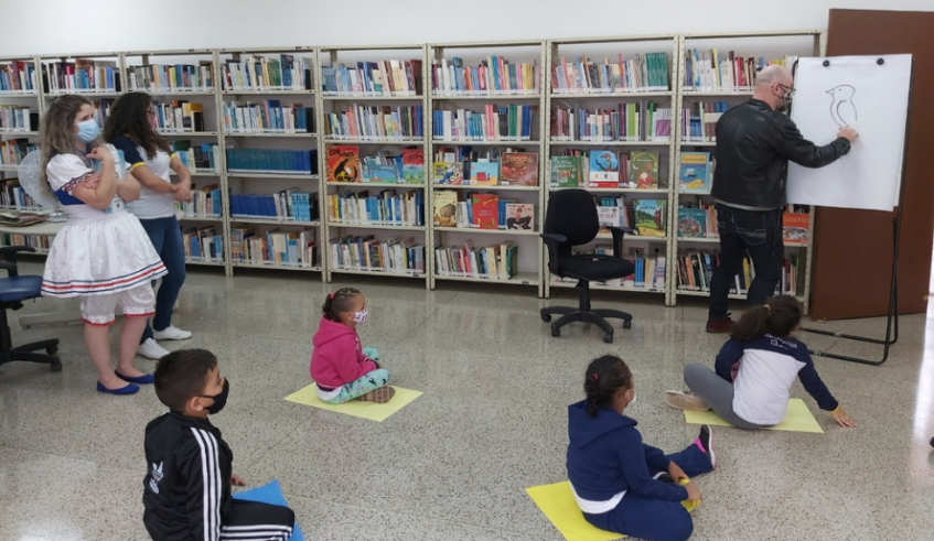 Geraldo Monteiro Neto, técnico do Deped que ilustrou algumas das publicações da Secretaria de Educação, falou com as crianças. (Divulgação/PMMC)