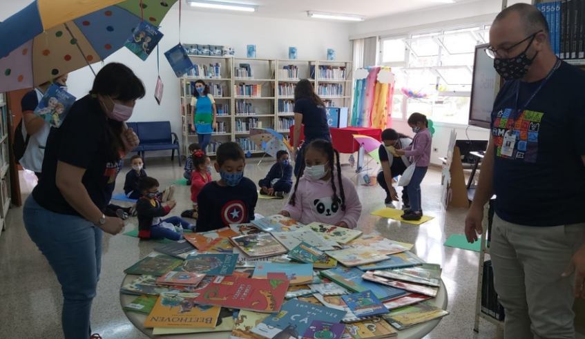 Crianças conheceram as publicações disponíveis na biblioteca do Cemforpe. (Divulgação/PMMC)