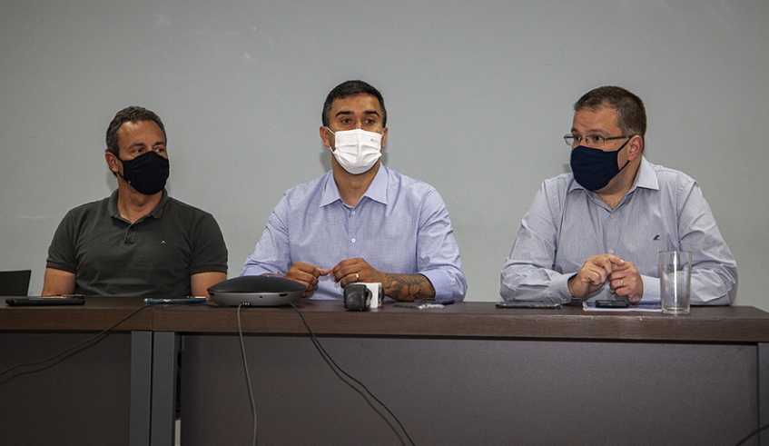 Medidas foram anunciadas pelo prefeito Caio Cunha, acompanhado do secretário municipal de Finanças, Ricardo Abílio (à direita na foto), e do presidente da Câmara, Otto Rezende (Divulgação/PMMC)