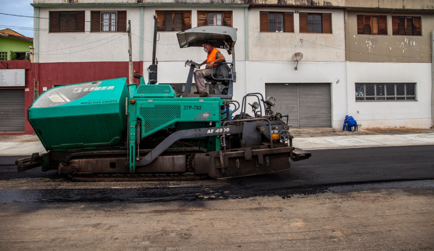 Secretaria de Serviços Urbanos finalizou nesta sexta-feira as obras de reparo na rua Casarejos, que compreenderam troca de galerias de águas pluviais, seguida por recomposição asfáltica