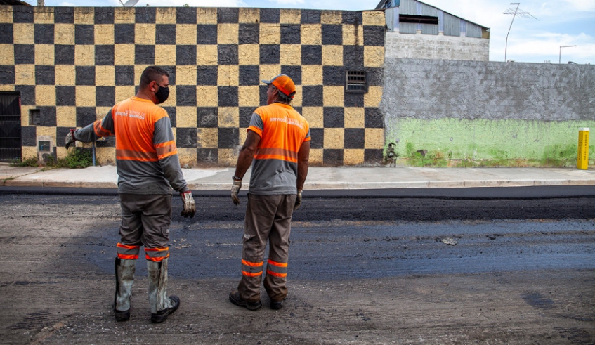 Secretaria de Serviços Urbanos finalizou nesta sexta-feira as obras de reparo na rua Casarejos, que compreenderam troca de galerias de águas pluviais, seguida por recomposição asfáltica