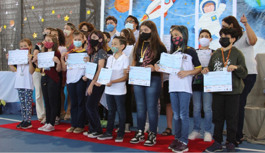 A EM Profª Guiomar Pinheiro Franco realizou a entrega das medalhas deste ano em evento aberto à comunidade. (Divulgação/PMMC)