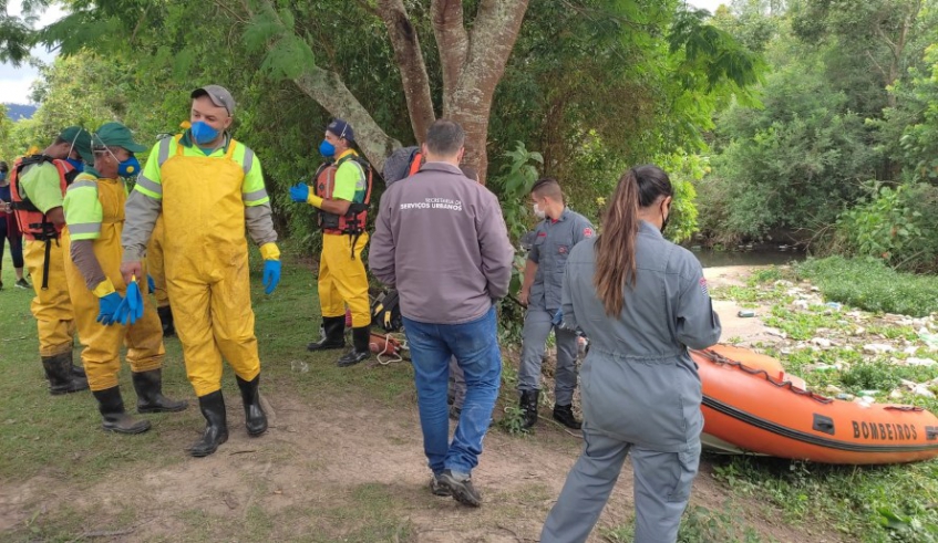 Após autorização concedida pelo DAEE, Prefeitura de Mogi, em parceria com o Corpo de Bombeiros, realizou nesta sexta-feira a remoção do lixo acumulado no Rio Tietê (SMSU/ PMMC)
