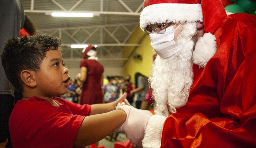 Fundo Social de Mogi fez nesta quarta-feira entregas no Jardim Planalto e Biritiba Ussu, de presentes fruto da campanha Árvore Natal de Sorrisos 2021 (Pedro Chavedar/ PMMC)