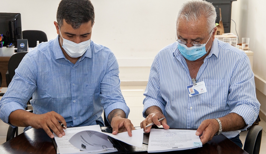 Prefeito Caio Cunha e provedor da Santa Casa assinam convênio para repasse de R$ 2,21 milhões por mês para Pronto-Socorro (Foto: Pedro Chavedar/PMMC)
