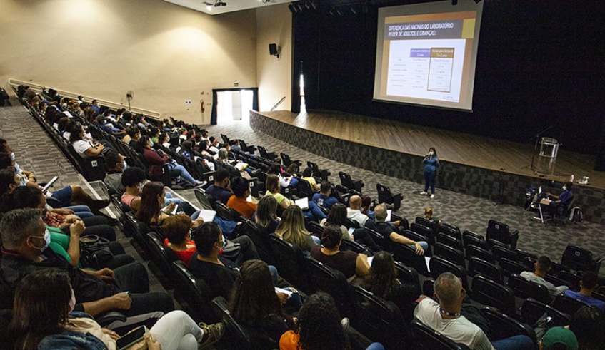 Profissionais da Saúde receberam treinamento sobre organização, fluxo e estratégia para vacinação de crianças de 5 a 11 anos de idade (Foto: Pedro Chavedar/PMMC)