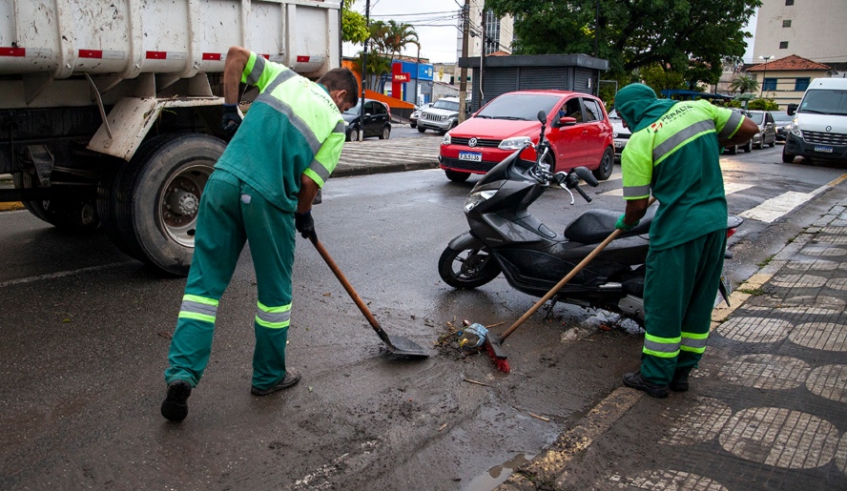 Equipes da Secretaria de Infraestrutura Urbana iniciaram os trabalhos de rescaldo da forte chuva desta quinta-feira ontem mesmo e os trabalhos continuam (Pedro Chavedar/ PMMC)
