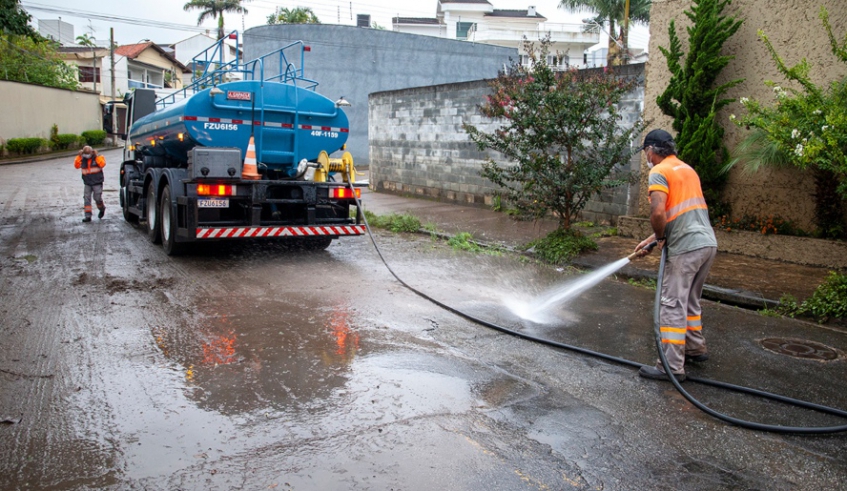 Equipes da Secretaria de Infraestrutura Urbana iniciaram os trabalhos de rescaldo da forte chuva desta quinta-feira ontem mesmo e os trabalhos continuam (Pedro Chavedar/ PMMC)