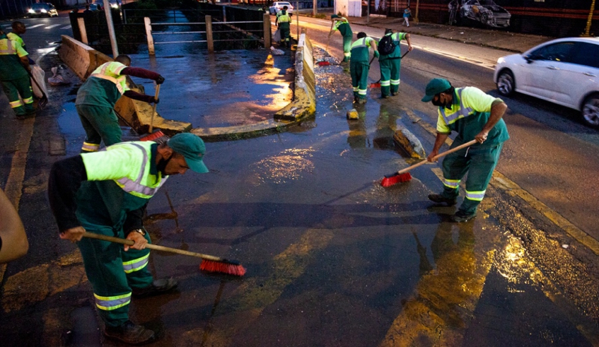 Equipes da Secretaria de Infraestrutura Urbana iniciaram os trabalhos de rescaldo da forte chuva desta quinta-feira ontem mesmo e os trabalhos continuam (Pedro Chavedar/ PMMC)