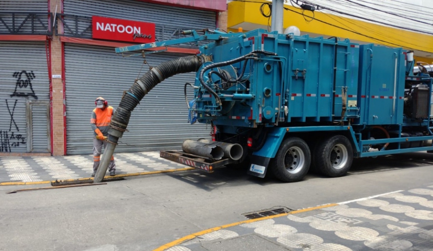 Serviços de limpeza e desobstrução de galerias tiveram como foco a parte mais antiga do Centro e foram realizados no domingo, para evitar interferências no trânsito
