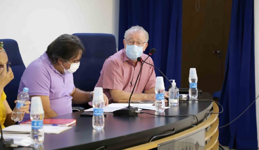 Secretário municipal de Saúde, Zeno Morrone Junior, apresentou informações detalhadas sobre cada setor aos vereadores (Diego Barbieri/CMMC)