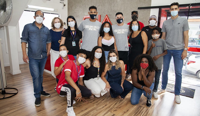 Mogi Basquete cedeu ao Fundo Social quatro bolsas da escola CNA, para jovens em situação de vulnerabilidade, atendidos por instituições cadastradas (Foto: Pedro Chavedar/PMMC).