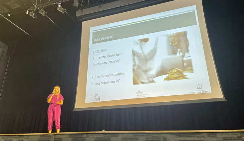 A nutricionista Bruna Mariana Braga falou sobre o cumprimento do cardápio e as boas práticas na cozinha. (Divulgação/PMMC)