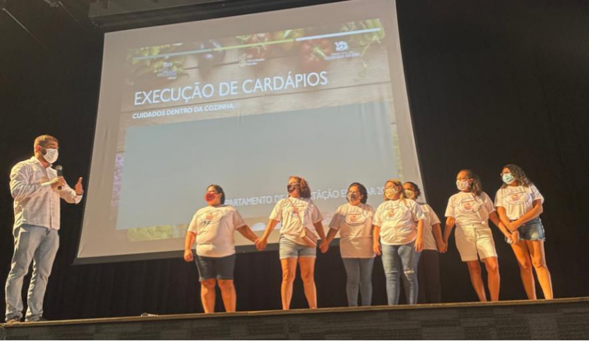 O diretor do DAE, Caio Lage, parabenizou Geralda de Oliveira Leite Silvano, Auxiliar de Desenvolvimento da Educação (ADE) da EM Profª Florisa Faustino Pinto, que representará São Paulo no concurso . . .