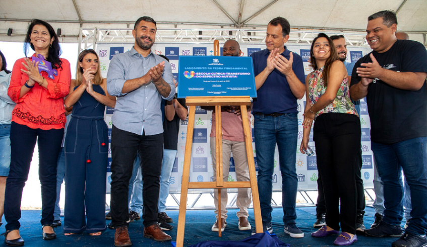 A placa do lançamento da pedra fundamental da obra, descerrada pelas autoridades, marcou o início deste projeto inédito no Alto Tietê. (Pedro Chavedar/PMMC)