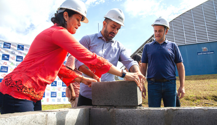 O prefeito Caio Cunha acompanhou o início das obras com a vice-prefeita Priscila Yamagami Kähler e o deputado federal Marco Bertaiolli. (Pedro Chavedar/PMMC)