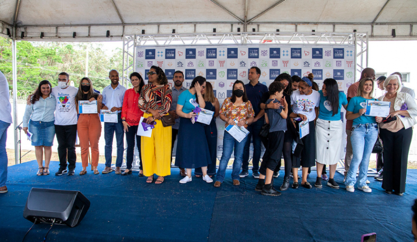 Entidades e associações dedicadas ao atendimento da pessoa com deficiência foram homenageadas. (Pedro Chavedar/PMMC)