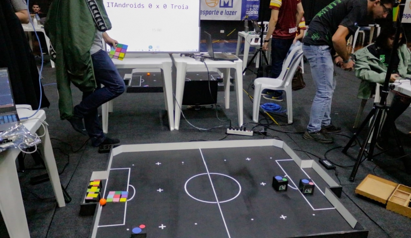 Modalidade Mini Futebol teve partidas disputadas durante o Campeonato de Robótica, realizado em Mogi das Cruzes no último final de semana (Divulgação)
