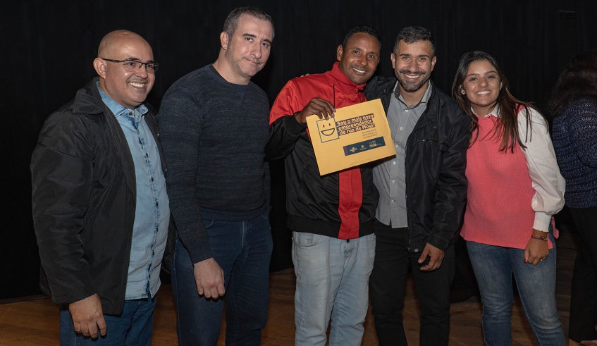Empreendedor de rua mostra sua licença ao lado do prefeito Caio Cunha e dos vereadores Marcos Furlan, Malu Fernandes e Pastor Osvaldo (Divulgação/PMMC)