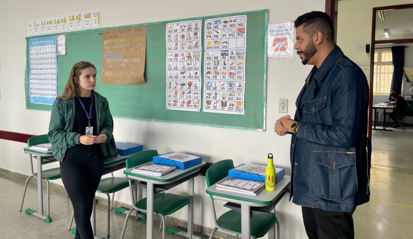 A professora Caroline Branco de Miranda iniciou suas atividades na rede com uma turma de 1º ano na EM Des. Armindo Freire Mármora, na Vila Nova Aparecida e foi recebida pelo professor Rodrigo da Silva . . .