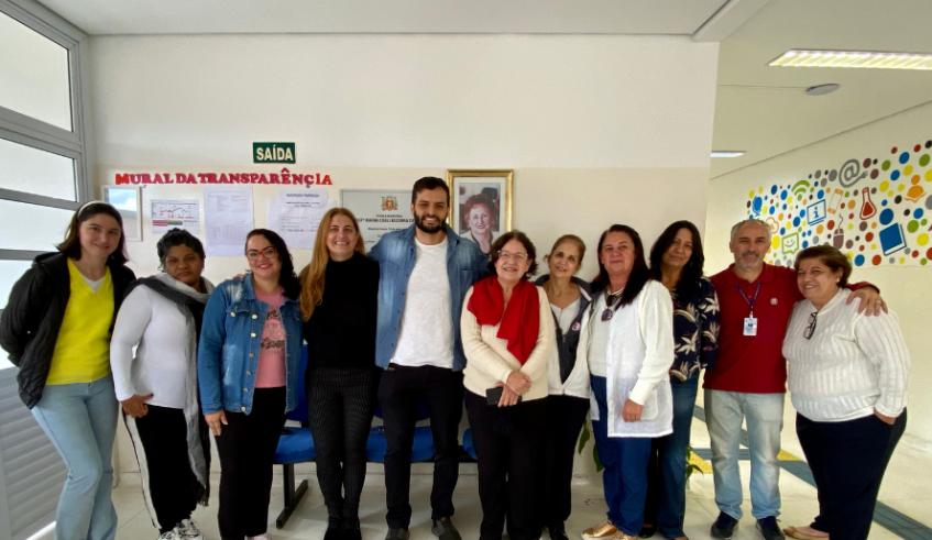 Renan Fernando de Castro assumiu a direção da EM Profª Maria Coeli Bezerra de Melo, em Cezar de Souza e foi recebido pela equipe escolar. (Divulgação/PMMC)